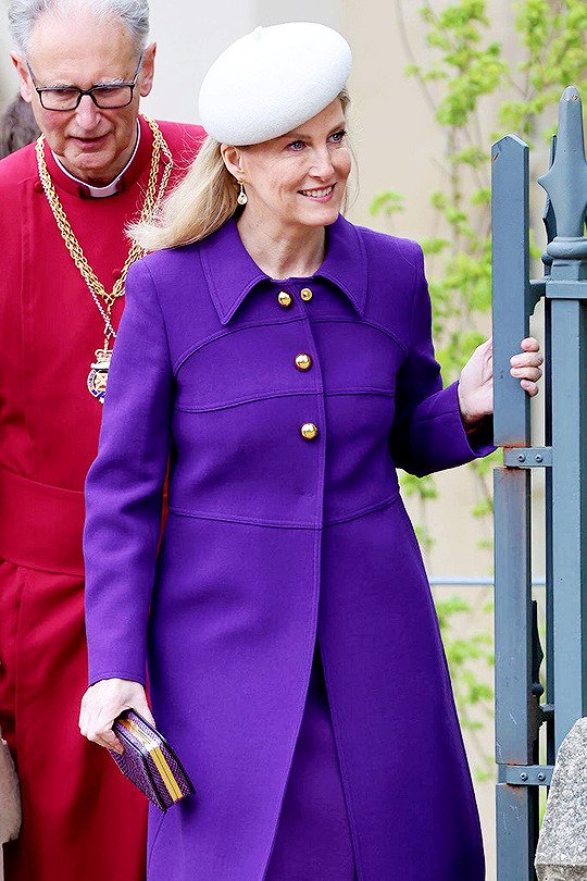 Our lovely Duchess of Edinburgh was shining with beauty and charm at Easter service today
#EasterSunday #sundayvibes
#SophieDuchessofEdinburgh #DuchessofEdinburgh #SuperSophie #PrincessSophie #TeamSophie #RoyalFamily #TeamEdinburgh  @RoyalFamily