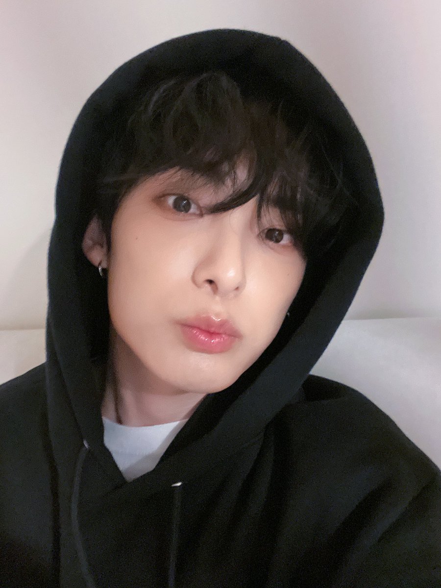 official_ACE7's tweet photo. [📸]

240331 위드뮤 팬사인회 종료!

초이들이
셀카 보고싶어 한다는 소식에
김비트가 오늘은 퇴근 셀카로 준비 했어요🥰

초이들 잘자고 
월요일도 힘내요👊🏻

#ACE #에이스 
#MyGirl #MyChoice 
#에이스마이걸 #ACEMyGirl https://t.co/lM9b8GqsCl
