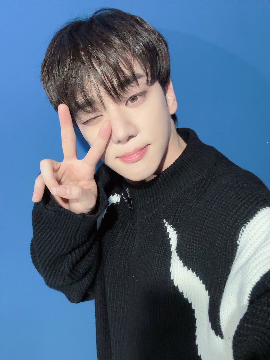 official_ACE7's tweet photo. [📸]

240331 위드뮤 팬사인회 종료!

초이들이
셀카 보고싶어 한다는 소식에
김비트가 오늘은 퇴근 셀카로 준비 했어요🥰

초이들 잘자고 
월요일도 힘내요👊🏻

#ACE #에이스 
#MyGirl #MyChoice 
#에이스마이걸 #ACEMyGirl https://t.co/lM9b8GqsCl