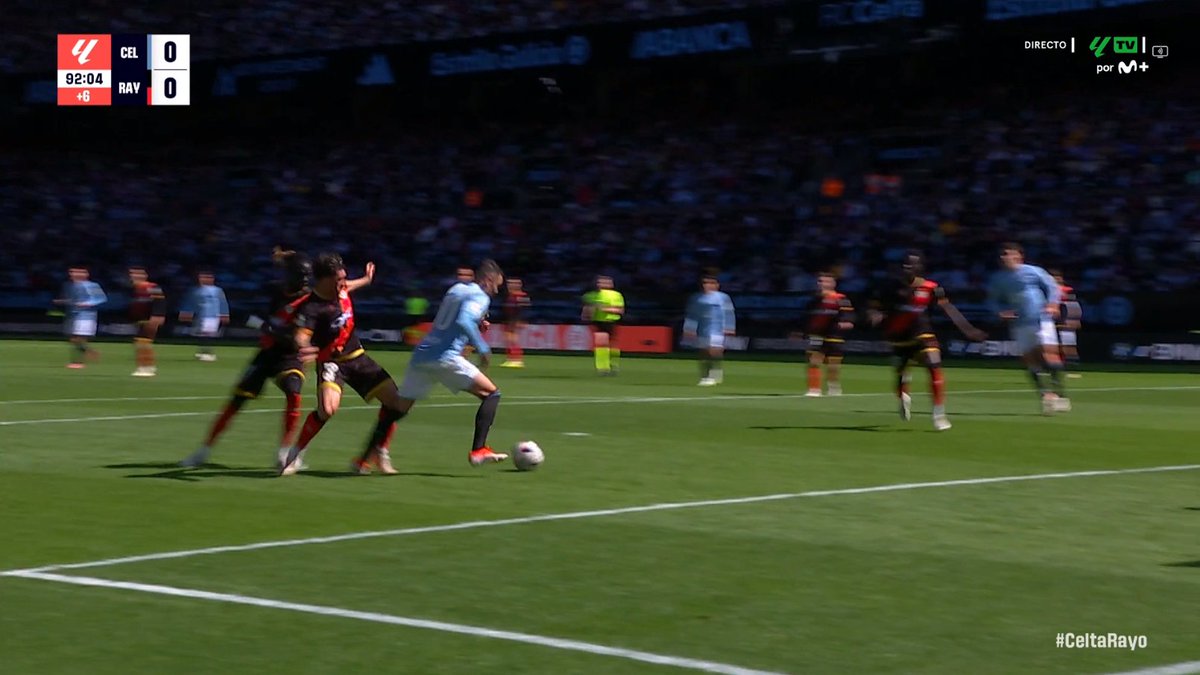 ArchivoVAR's tweet photo. 📺💥 El VAR se lavó las manos en el estadio de Balaídos.

👉🏻 Espino, de forma totalmente intencionada, golpea el pie de Iago Aspas impidiendo el golpeo del delantero.

❌ ES PENALTI Y ROJA DIRECTA.

▪️ El defensa no hace por disputar el balón y solo busca impedir el remate. https://t.co/epJY5eEFsa