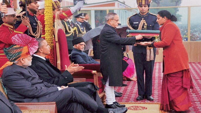 MayankNSingh's tweet photo. Clearly, others present do not stand up when President is conferring awards. But since the idea is to create mischief, bear with this disinformation campaign. https://t.co/hdx9SRZpLb