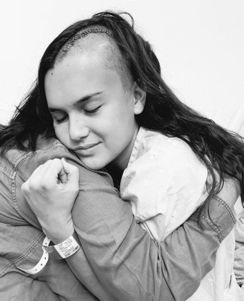 Ellie - The Pill Box With Brains & Beauty tweet media