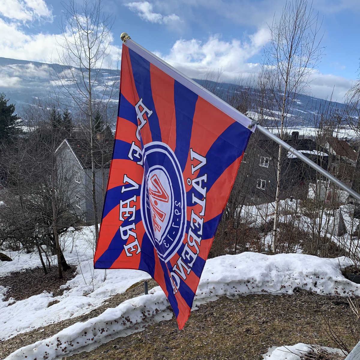 En time til avspark! Det flagges hos meg på Lillehammer! #Vålerenga Heia VIF! 😀👍