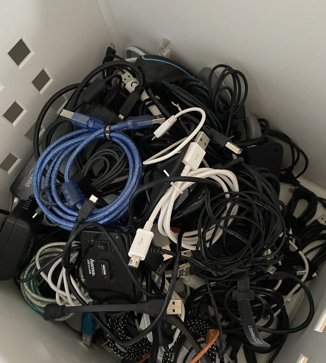5eniorDeveloper's tweet photo. Hace rato me puse a buscar algo y encontré mi mochila llena de cables que nunca he utilizado y no creo que los vaya a utilizar, pero ahí están, por si las dudas... https://t.co/Wwb40wpCYB