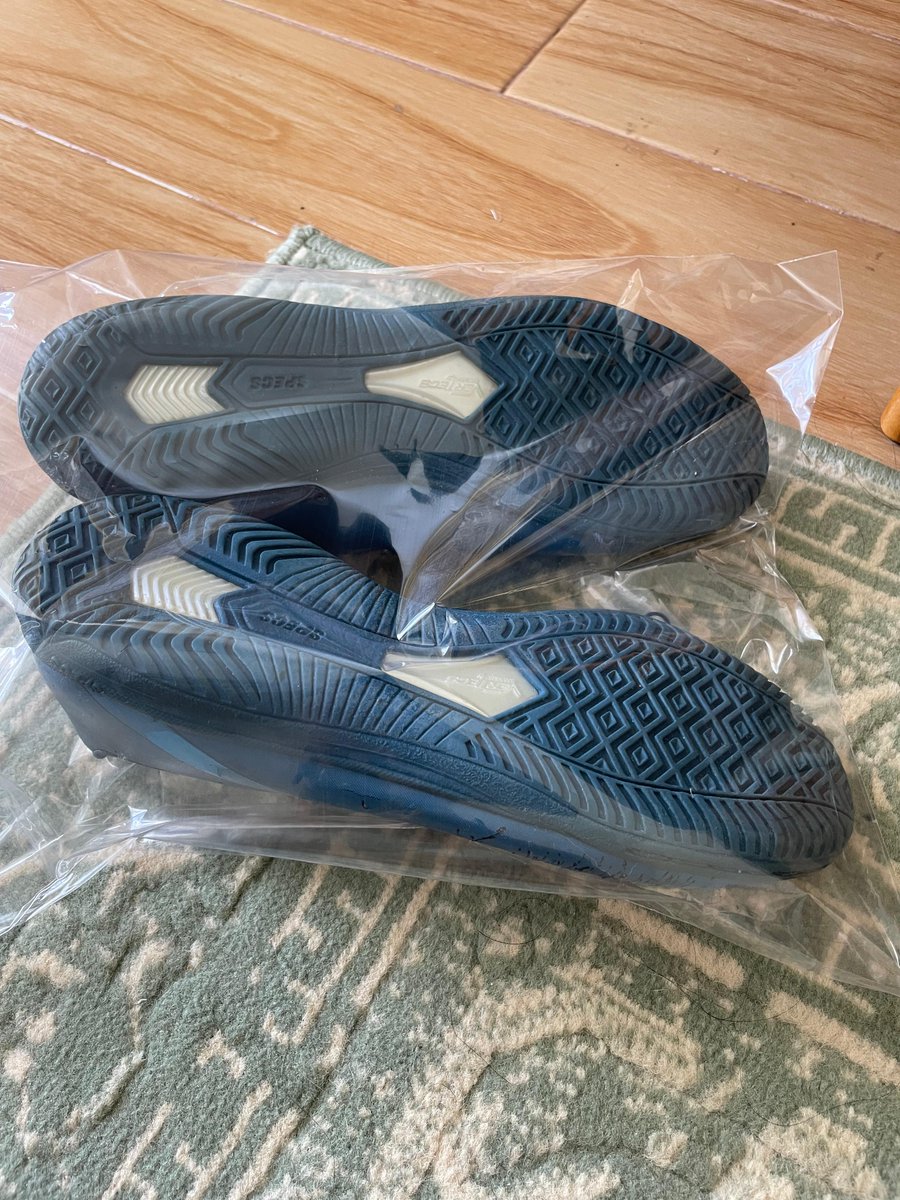rezarr_'s tweet photo. @hrdbacot GRATIS. Barangkali ada yang butuh sepatu futsal specs size 41. Kondisi masih bagus, baru dicuci. Mines ada digaruk kucing tapi masih layak pakai. Udah gamain futsal daripada gakepake. #lapakcot https://t.co/ccsDiyjPHd