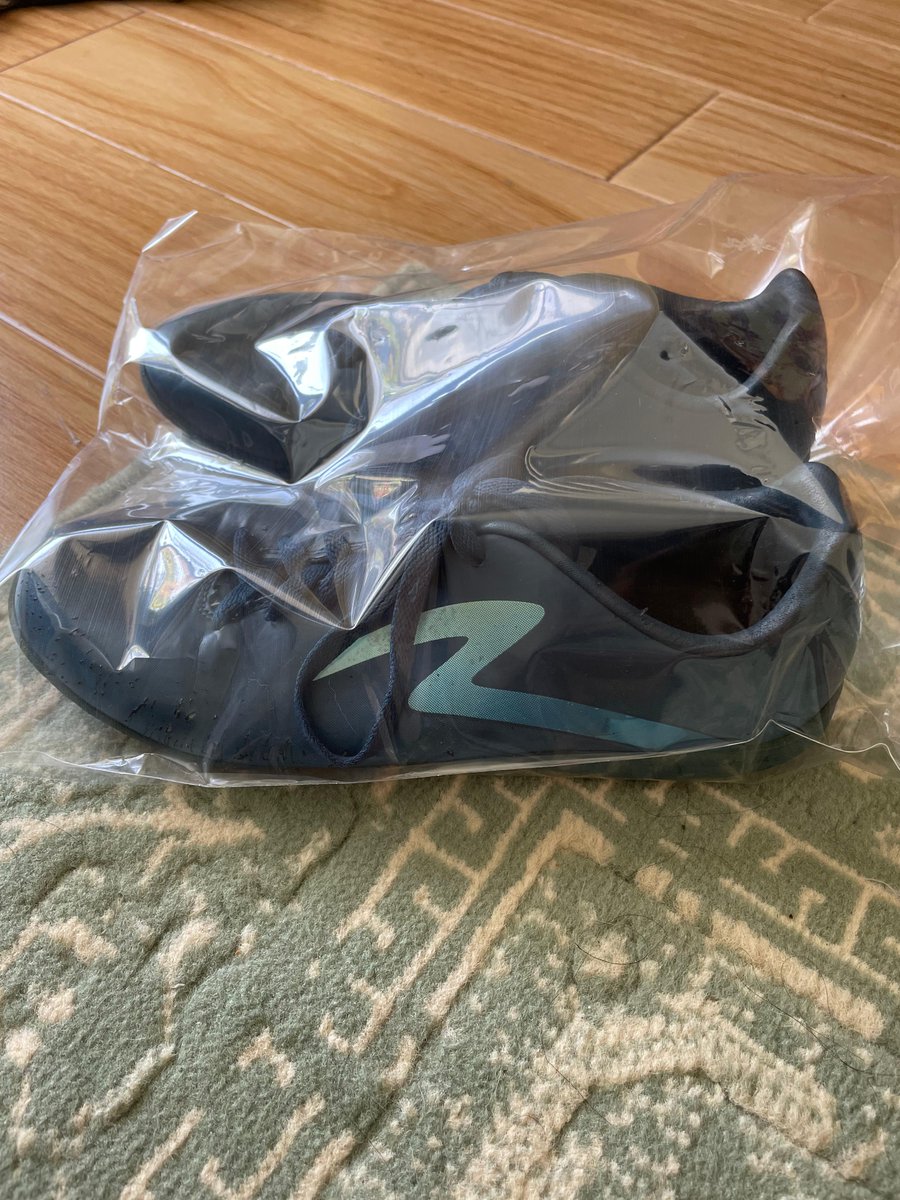 rezarr_'s tweet photo. @hrdbacot GRATIS. Barangkali ada yang butuh sepatu futsal specs size 41. Kondisi masih bagus, baru dicuci. Mines ada digaruk kucing tapi masih layak pakai. Udah gamain futsal daripada gakepake. #lapakcot https://t.co/ccsDiyjPHd