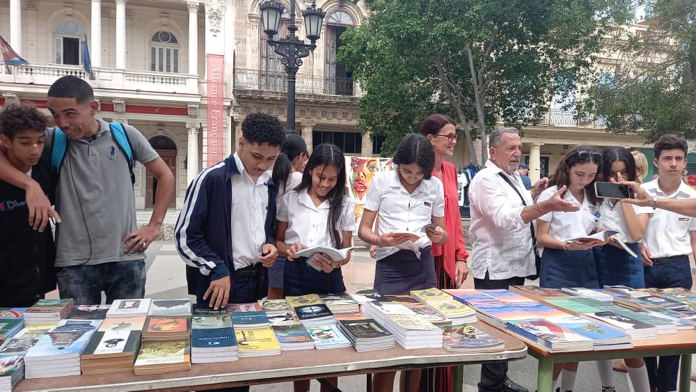VigoaDe's tweet photo. Muchas felicidades a los colectivos del @cubano_libro y del Ctro Libro de #LaHabanaDeTodos en el #DiaDelLibroCubano.
#LeerEsCrecer
#CubaEsCultura
@torres_iribar
@YanetHzP
@AlpidioAlonsoG
@DpHabana https://t.co/RjoPLLSdBY