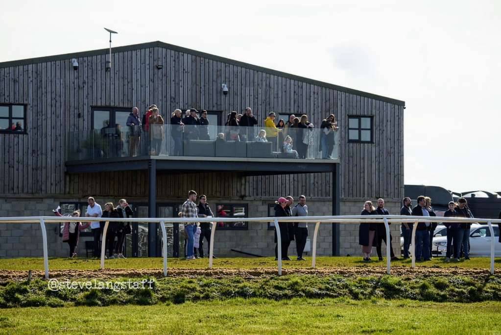 Great turn out this morning by member's of the Craig Lidster Racing Club at Eboracum racing stables the home of Craig Lidster Racing A fantastic club to get involved in which keeps going from strength to strength @CLRacingClub @C_LidsterRacing @EboracumRacing
