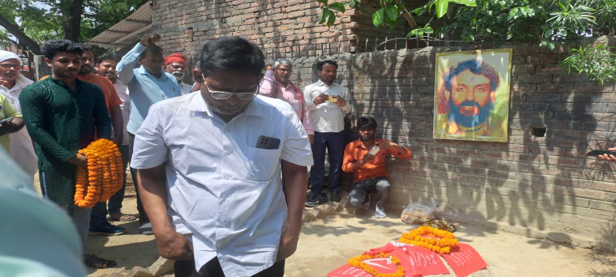 dhirendra_ml's tweet photo. कामरेड चंदू और श्याम नारायण यादव की शहादत दिवस के मौके पर आज उनके गांव बिन्दुसार,चंद्रशेखर चौक और ठेपहां की श्रद्धांजलि सभाओं में भाग लिया।1993 के जेएनयू छात्रसंघ चुनाव में उन्होंने फासीवाद की आहट के प्रति hm सबों को सचेत किया था जिसका विकराल और वीभत्स स्वरूप सामने है!नमन! https://t.co/JK4MFJX1fo