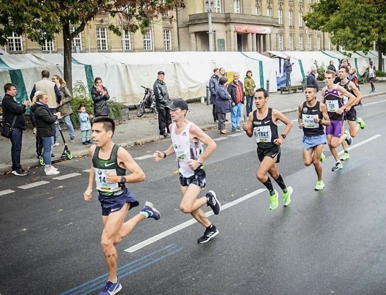 One of the great things about running is there are no secrets to running your best.

I was asked what changed in training to run a PB marathon: some faster running,some slower running and a lot of consistency. 

This consistent…

<a href="/UKRunChat/">UKRunChat</a> <a href="/AndrewJamesHobd/">Andrew James Hobdell</a> 

#marathon #running