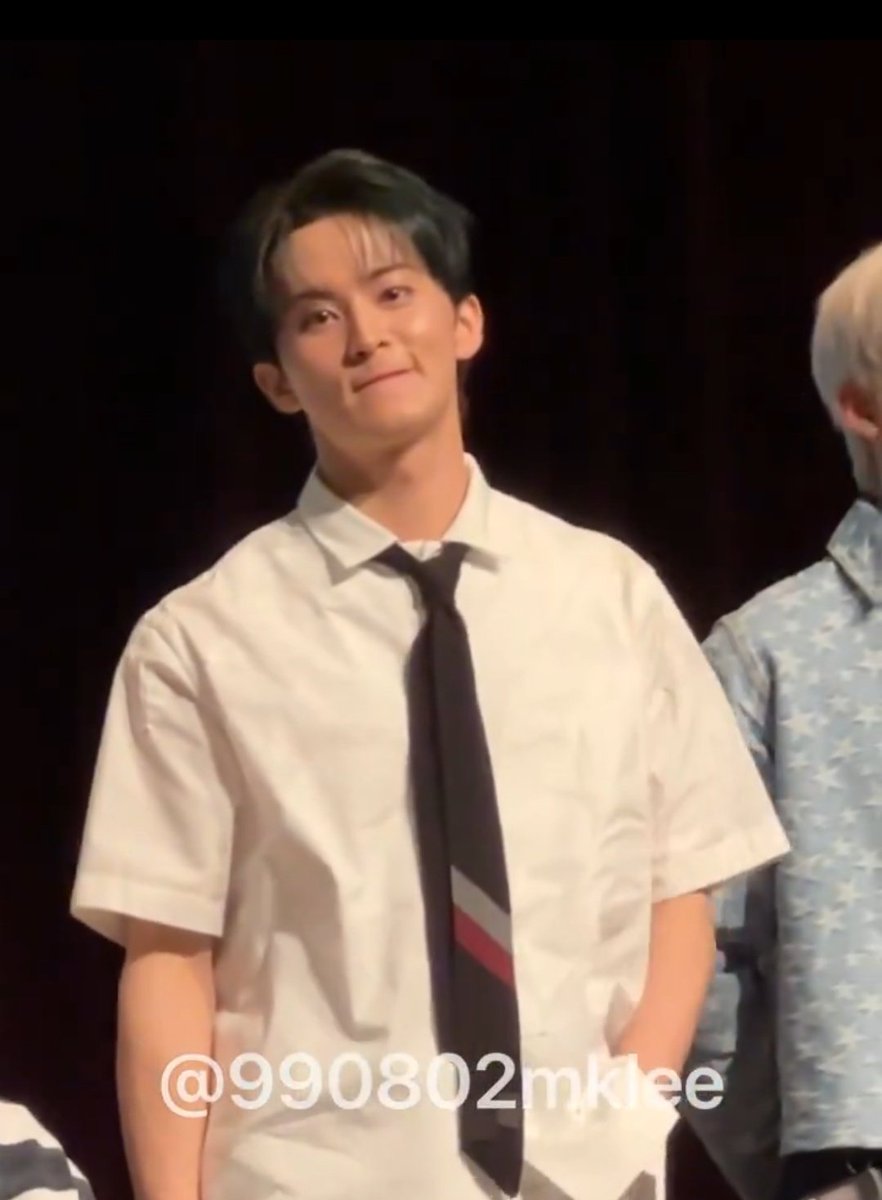 skymakeu's tweet photo. image having an eye contact with mark lee 🫠 https://t.co/0CV4RB8YhI