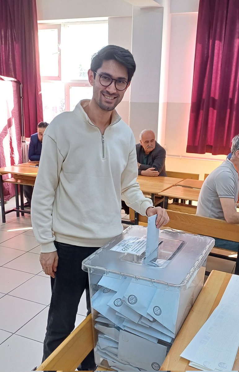 Hepinize selamlar.

Hastaneden son anda yetişip saat 17.00'de oyumu kullandım. 1 oy 1 oydur.

Umarım ülkemize hukuk, adalet, sevgi ve saygı hakim olur!