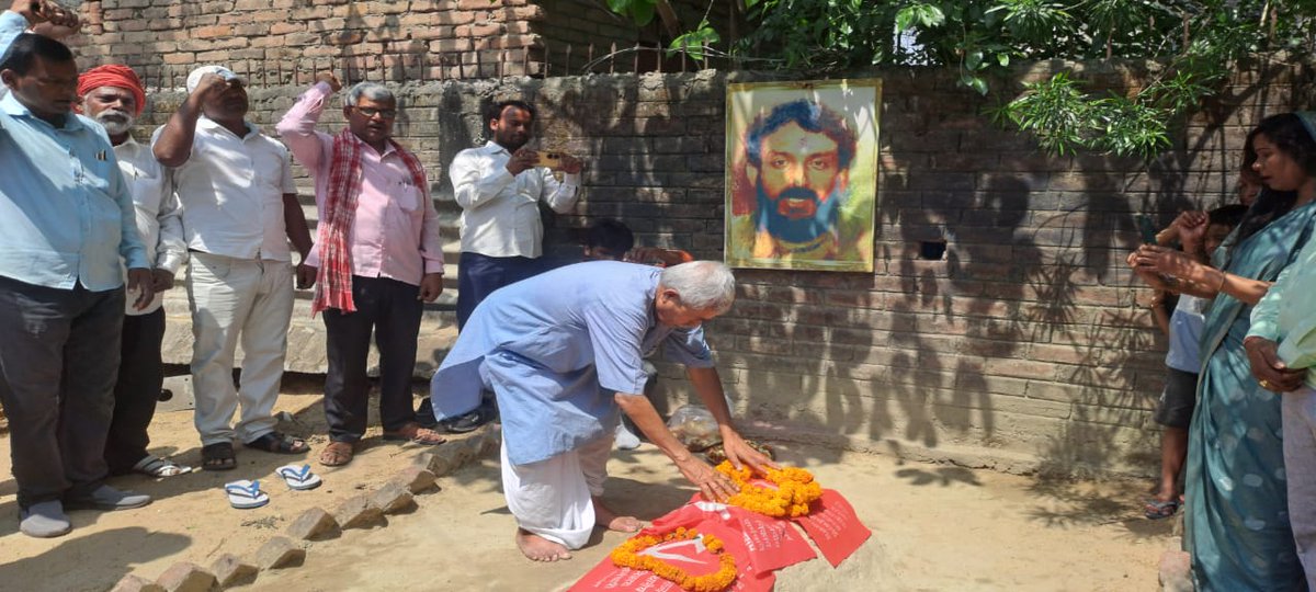 dhirendra_ml's tweet photo. कामरेड चंदू और श्याम नारायण यादव की शहादत दिवस के मौके पर आज उनके गांव बिन्दुसार,चंद्रशेखर चौक और ठेपहां की श्रद्धांजलि सभाओं में भाग लिया।1993 के जेएनयू छात्रसंघ चुनाव में उन्होंने फासीवाद की आहट के प्रति hm सबों को सचेत किया था जिसका विकराल और वीभत्स स्वरूप सामने है!नमन! https://t.co/JK4MFJX1fo