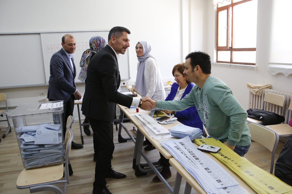 Tepebaşı’mızda kurulan sandıkları gezerek, sandık görevlilerine kolaylıklar diledik. Oy kullanmaya gelerek Vatandaşlık görevlerini yerine getiren vatandaşlarımıza teşekkürlerimizi ilettik. Şehrimiz için hayırlı olsun inşallah… #HamidYüzügüllü #TepebaşıBelediyeBaşkanAdayı…