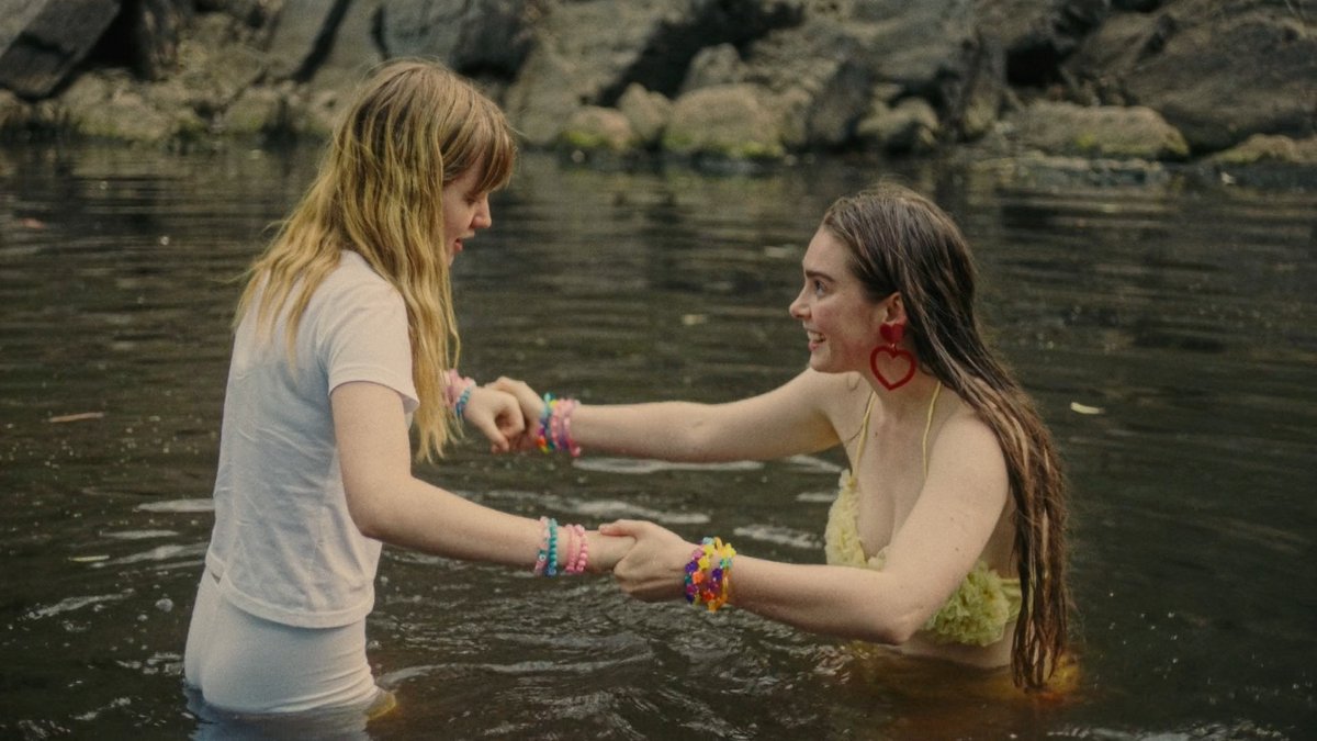 Gabycolmenaress's tweet photo. 'My First Summer' (directora Katie Found) está película lésbica es realmente hermosa, dolorosa y nostálgica. Visualmente y estéticamente destacada, con un gran soundtrack, y buenas actuaciones. Cruda pero tierna, espectacular.
#MyFirstSummer https://t.co/StcIZPLtH0
