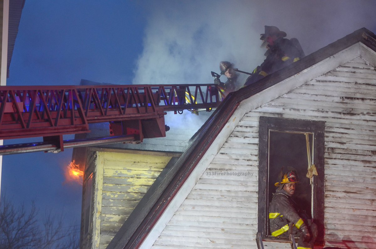 313firepics's tweet photo. Two dwellings last night at Emmons and Pennsylvania in the 6th Battalion. #Detroit #Detroitfire https://t.co/JTLQ2Aca7p