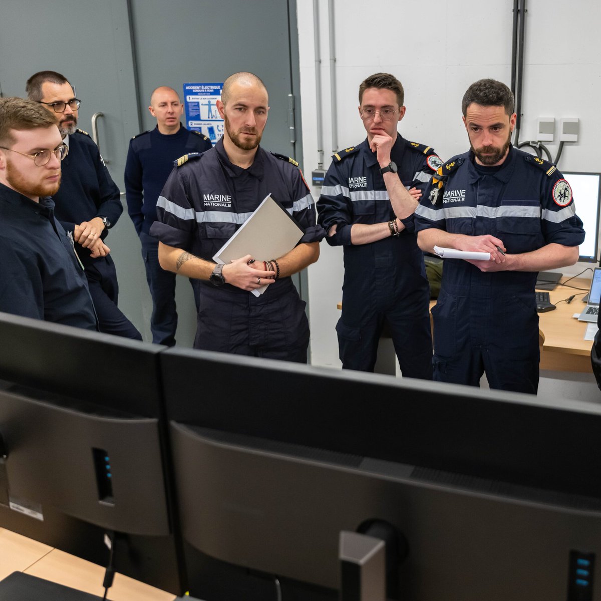 MarineNationale's tweet photo. #DEFNET2024 | La Communauté cyber des Armées (CCA) prend part à l’exercice #DEFNET ! Composée de 10 unités des Armées, dont 2 de la Marine, la CCA permet aux cybercombattants de confronter les procédures et de faire évoluer les visions au sein de leurs unités. @ComcyberFR https://t.co/UMA40xAcWc
