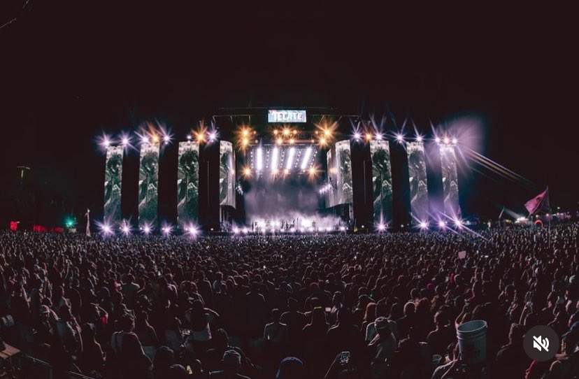 Así lucía el público del #TecatePalNorte donde Louis se presentó. El cual tuvo una asistencia de +80k, donde 50k eran sólo louies. Siendo este su show mas grande hasta ahora. 🔥🇲🇽

-tecatepalnorte