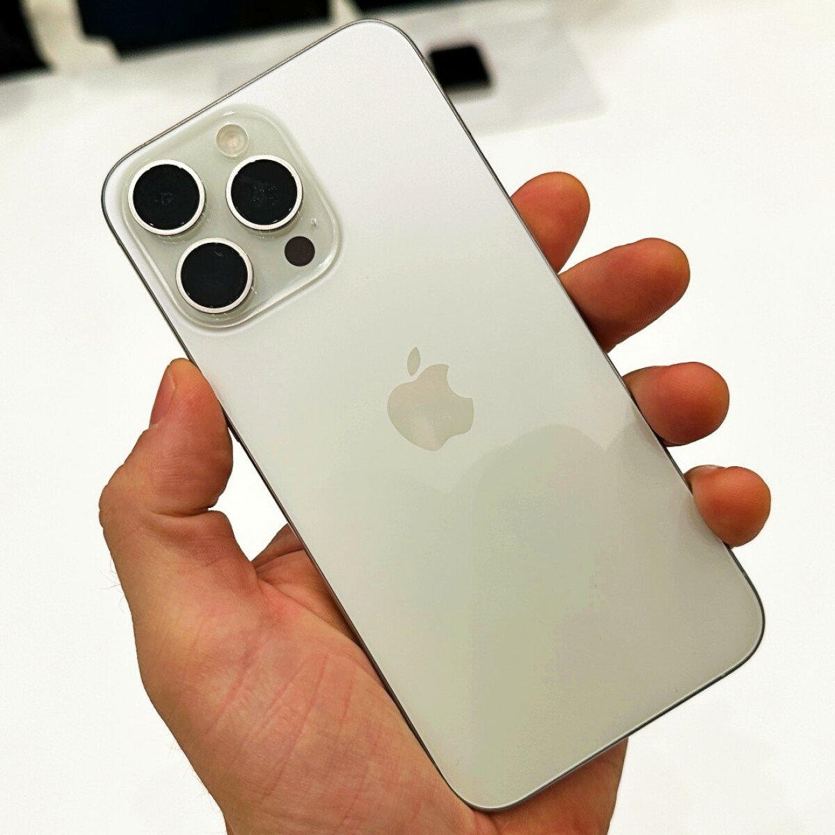 steven_poo94750's tweet photo. This is my new IPhone 15 pro max📱How is it??????
#iPhone #iPhone15ProMax #verynice #latestversion #HappyEaster #TransDayOfVisibility #SundayMorning #sundayvibes  #HEGOTUP #Heisalive #helives
#jesusrose #KCONHONGKONG2024 https://t.co/K3weV8dLE1