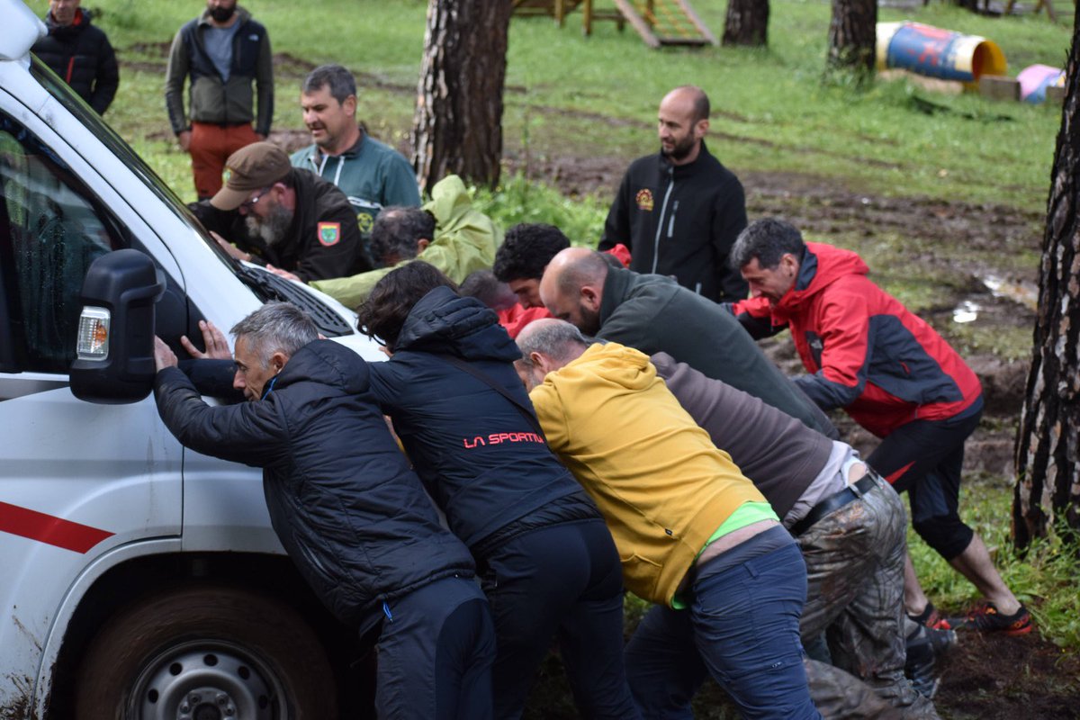 fedo_org's tweet photo. ⛈️Esta Semana Santa se ha aplazado el #CEOP2024, para garantizar la seguridad ante el clima. 

En estas 📸 de Eloisa Tapia, un grupo de personas colabora para sacar a los vehículos atrapados por el barro. No son las fotos que esperábamos de este CEOP, ¡pero desbordan solidaridad! https://t.co/9S1SmdrJ5t