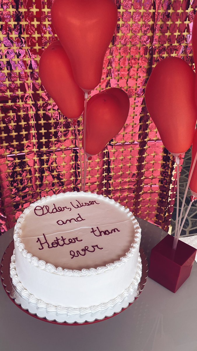 letgoncallves's tweet image. obg aos lindos que n deixaram eu cancelar meu aniversário, foi muiito bom, e eu ainda divei mt no bolo!!!