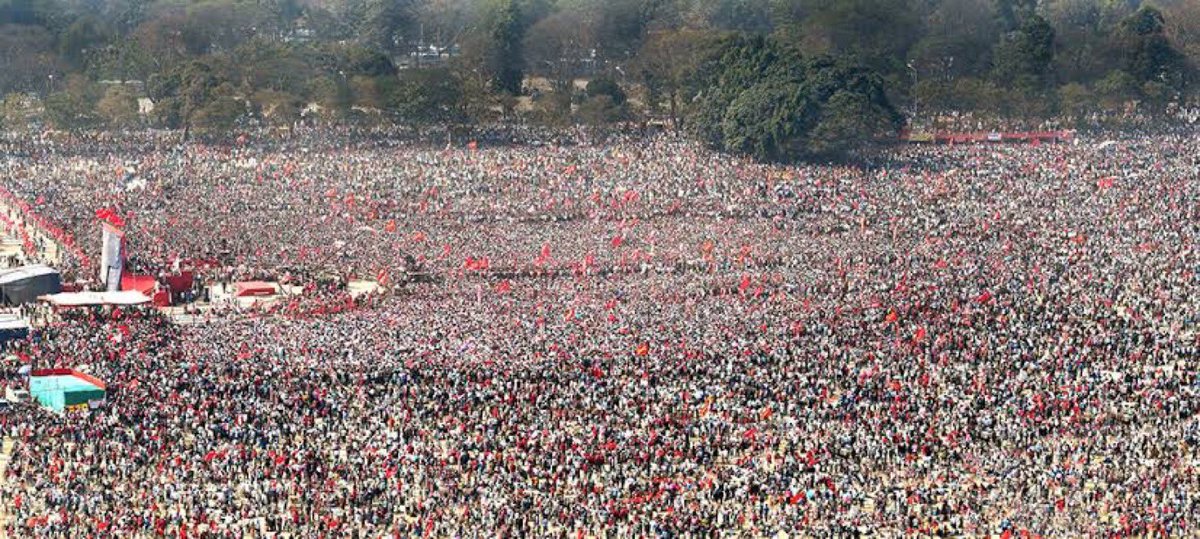 BharatCha84's tweet photo. @priyankagandhi ये है अकेला शेर का भीड़। सब गीदर मिल कर भी भीड़ नही जुटा पाए। https://t.co/qw2C6VaB6L