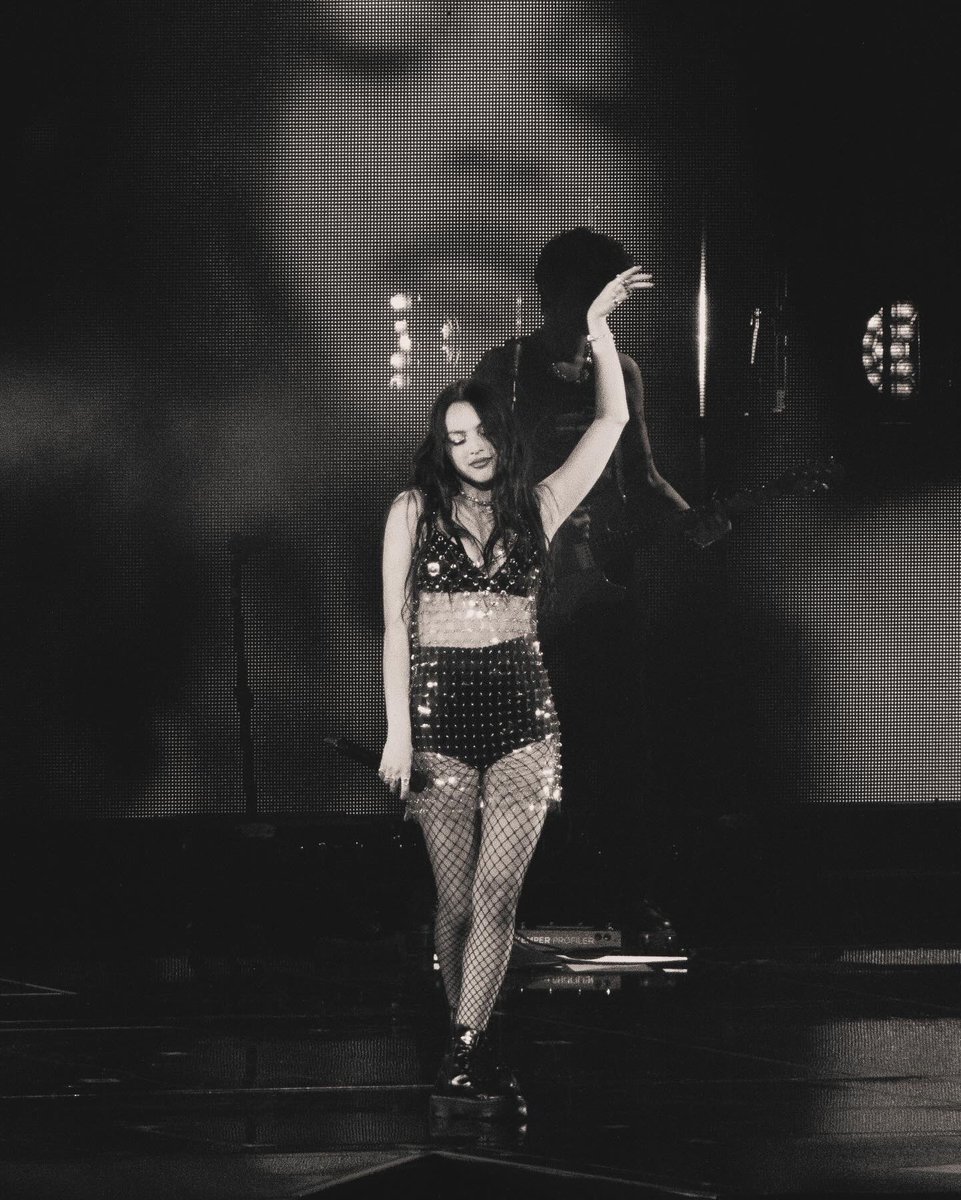 Point and shoot popped off at #GutsTour last night 💜