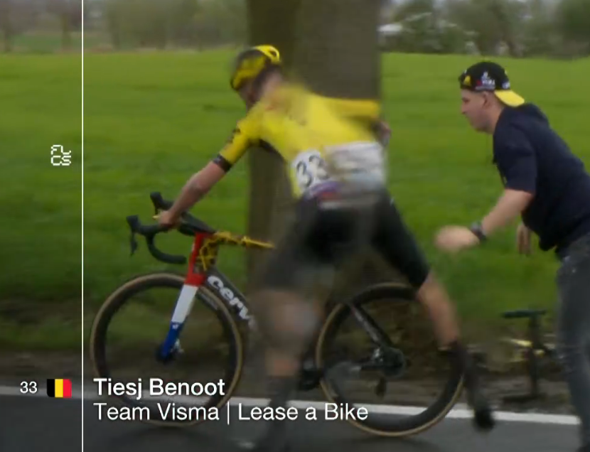 NairoInGreen's tweet photo. Visma Lease a Bike https://t.co/2rVH28fEOq