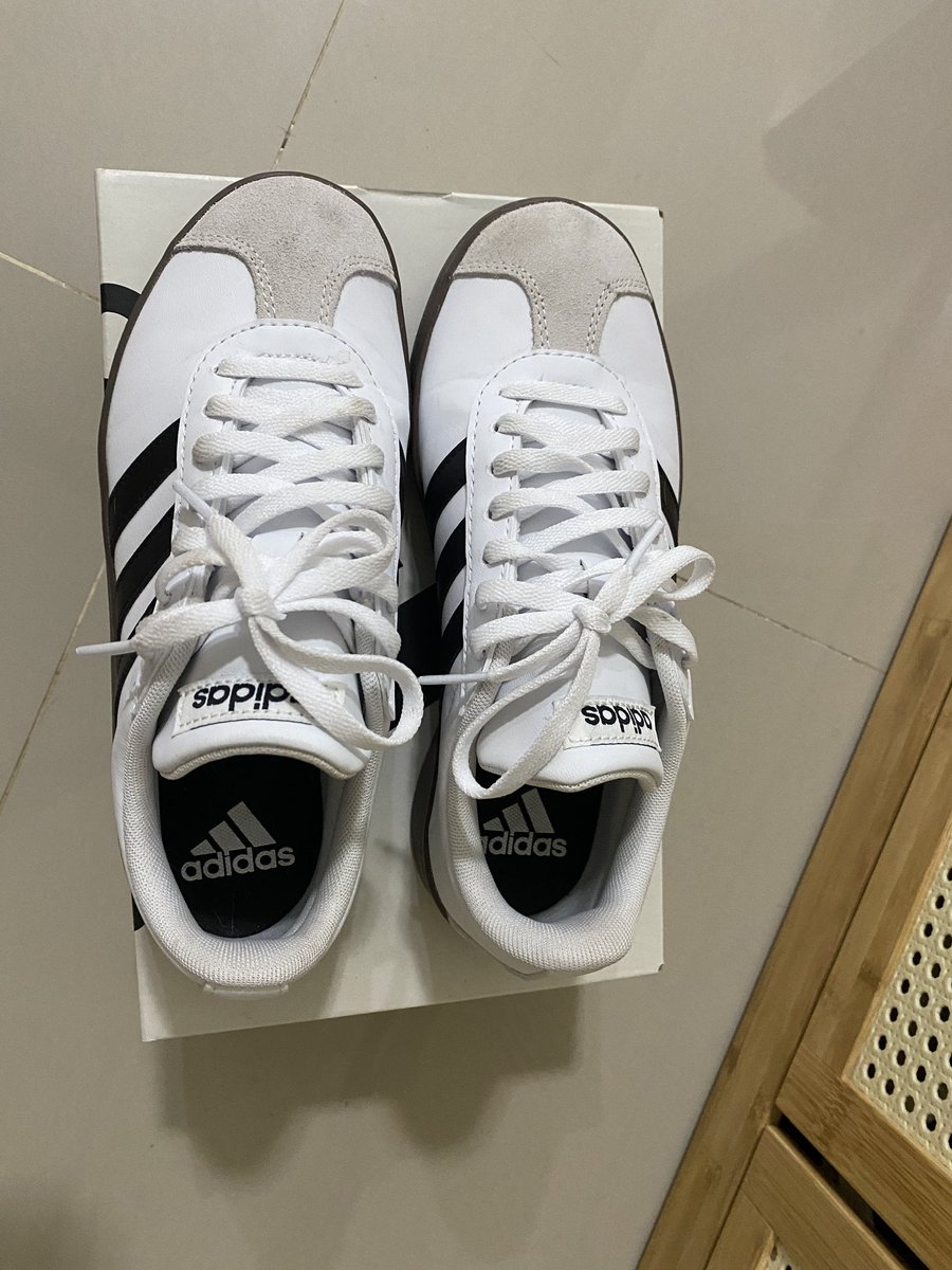 Mysetsis5's tweet photo. ส่งต่อ ADIDAS รุ่น VL COURT  แท้ 100% จากช็อป adidas ( 4 Uk เบอร์36.5 ยาว 22.5) 
 1,600 บาท ราคาต่อรองได้ค่า ใส่ 2ครั้ง   
  #ส่งต่อรองเท้า #ส่งต่อเสื้อผ้ามือสอง #ส่งต่อเสื้อผ้ามือ2 #ส่งต่อเสื้อผ้า #เสื้อผ้ามือสอง #เสื้อผ้ามือ2 #ส่งต่อ #ส่งต่อกระเป๋า #ส่งต่อรองเท้า #โล๊ะตู้ https://t.co/QsxQOnfkru
