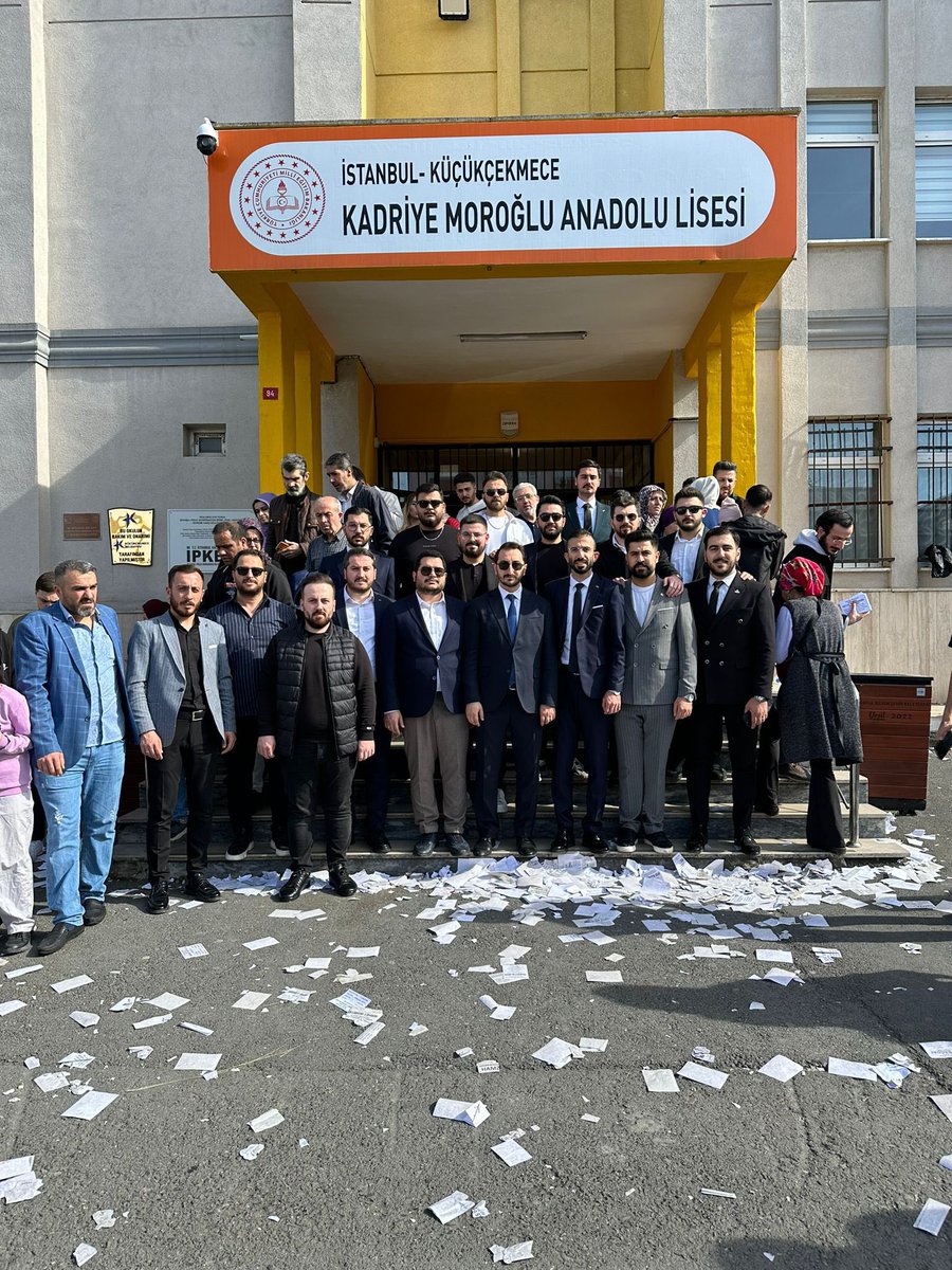 Oy kullanma süreci demokratik bir olgunluk içinde tamamlandı. Şimdi sandıklara sahip çıkma zamanı. Biz de okullarımızı ziyaret ediyor, sandıklara sahip çıkıyoruz. 🗳️