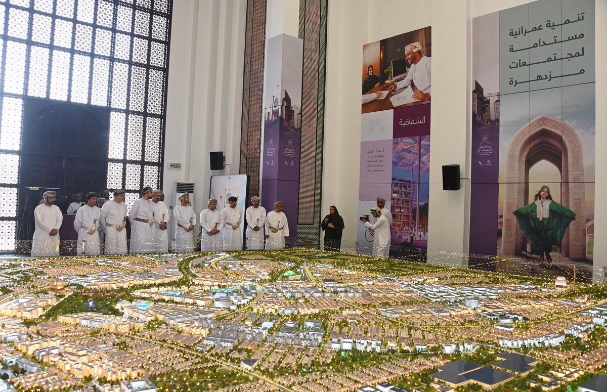 بدأت أعمال التنفيذ..

مشروع مدينة السلطان هيثم..أيقونة عمرانية منتظرة في عُمان 🇴🇲

• هذه المدينة تمتد على مساحة تبلغ 15 مليون متر مربع، مما يجعلها ضمن أكبر المدن المستدامة في العالم.

• تضم 20 ألف وحدة سكنية و 23 مسجدًا وجامعًا كبيرًا.

• أكثر من 10 مراكز صحية، ومستشفى مرجعي،