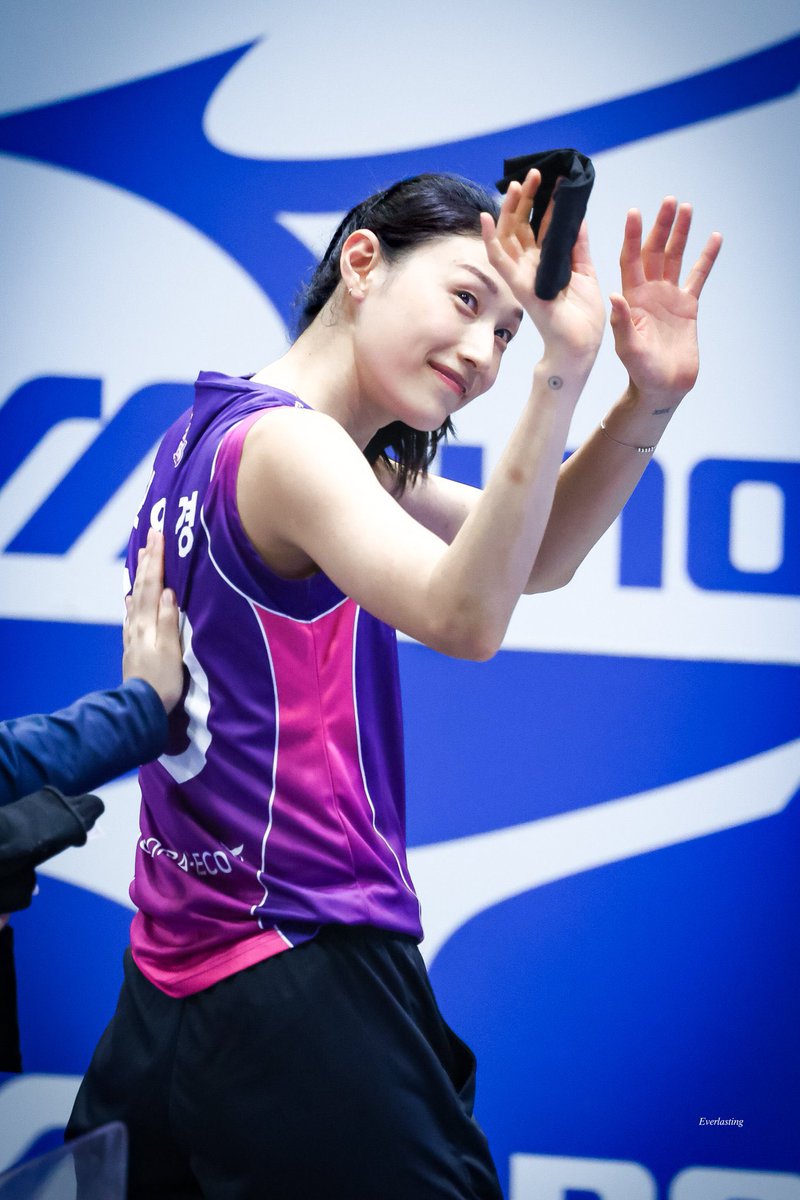 하 김연경 언니 경기 할 때 얼굴과 팬들 볼 때 얼굴 분위기의 차이가 너무너무너무너무 좋소이다....디질것같소