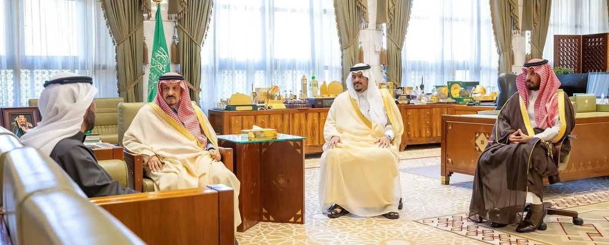 naifco's tweet photo. سمو أمير الرياض يستقبل صاحب السيارة #عبدالله_مدلول_العنزي لقيامه بعمل بطولي تمثّل في إبعاد خطر المركبات عن الاصطدام بطفل في الخرج. https://t.co/xrx6SG5FFe