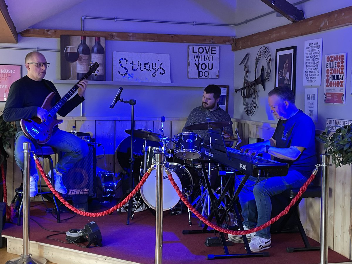 Sunniethehoob's tweet photo. Jazz and erm not too sure. Would be lunch if some fool hadn’t sprung the clocks forward and made us caik o’clock. 75km to arrivee on our post Easter arrow to York ride Day1
@AudaxUK @ACME_Essex #audaxuk #easterarrow https://t.co/SGN8dZoAHW