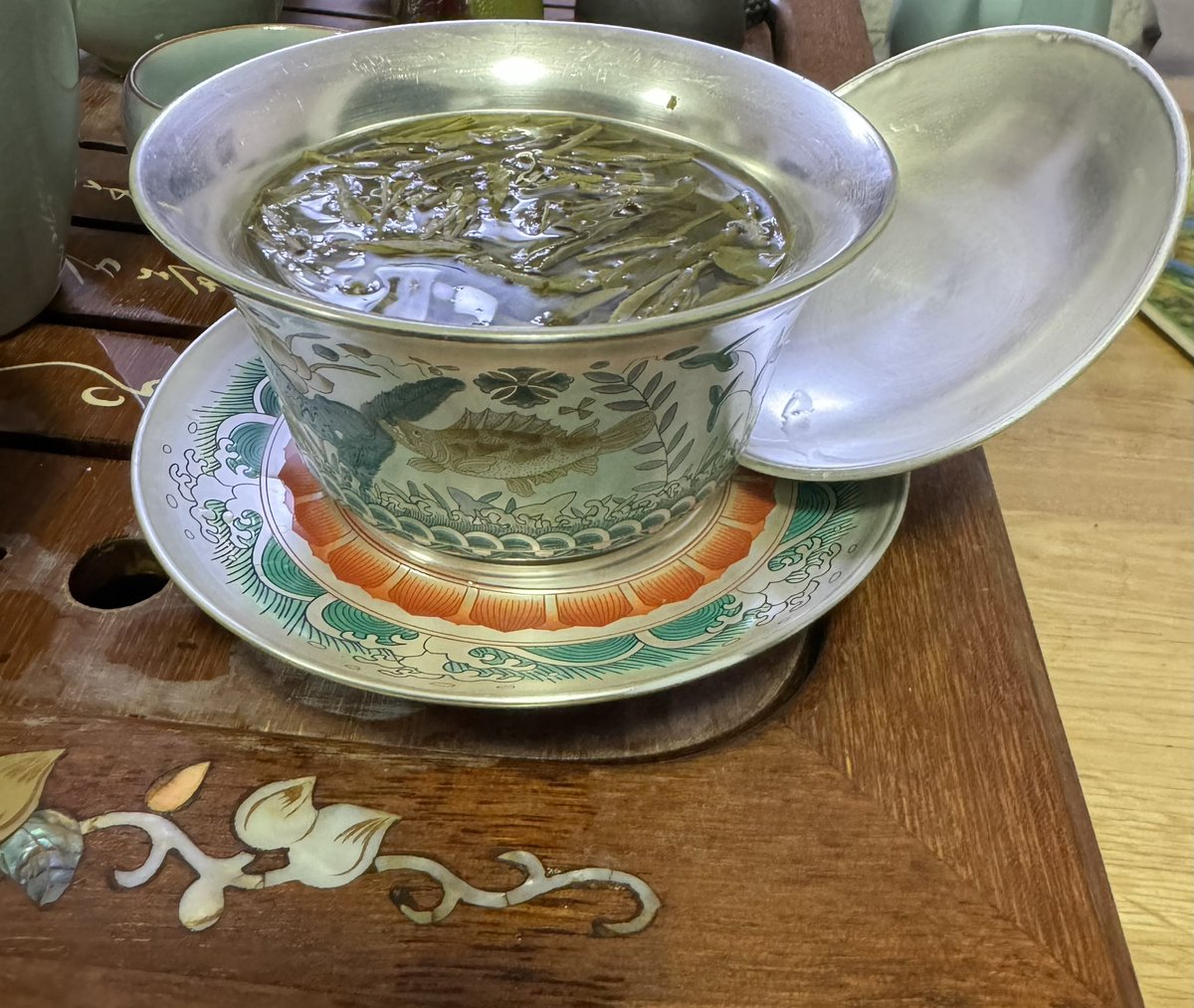KELMAND1's tweet photo. 现在中国卖的东西太便宜了，这一点从香港人跑内地消费就能看出来，而且你要是平时买东西也能看出来-最近淘了一个这样的鎏银工艺的三才杯，做工精细还有鉴定证书…才一百出头….这不正常

3月份的pmi数据是50.8，终于重新回到了荣枯线上方，日后物价会慢慢恢复正常，建议大家有什么想买的抓紧下手😂 https://t.co/MS0jEmtzsE