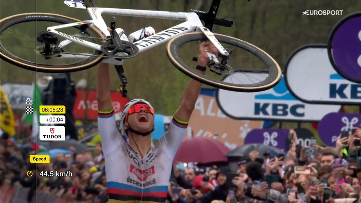 LeGruppetto's tweet photo. Mathieu van der Poel (Alpecin-Deceuninck) a reproduit la célébration de Philippe Gilbert (alors champion de Belgique) sur le Tour des Flandres 2017, qui avait aussi réalisé un raid en solo. Le Néerlandais l'avait fait aussi pour son 6e titre mondial en cyclo-cross. #RVV24 https://t.co/FAtFfvhgAy