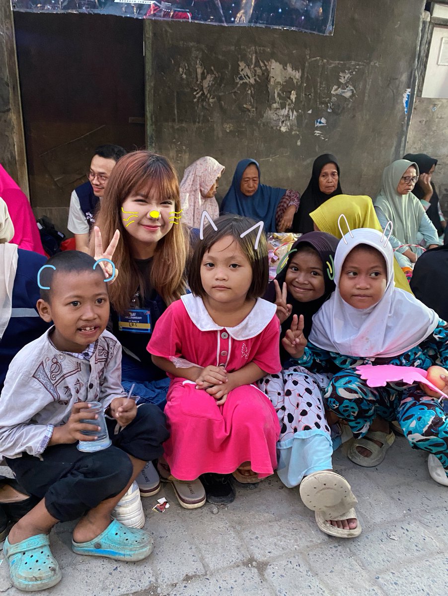 STUDCEOLOGY's tweet photo. “kakak manis banget kayak buah anggur ini” + “kakak poninya lucu, mau potong kayak kakak juga” + “kakak kenapa lucu bangett sii, gemesshh” padahal mereka yang gemes 💗🥹
#Voluntrip #RelawanVoluntrip #RelawanBaik 💝 https://t.co/2jccAxwJiX