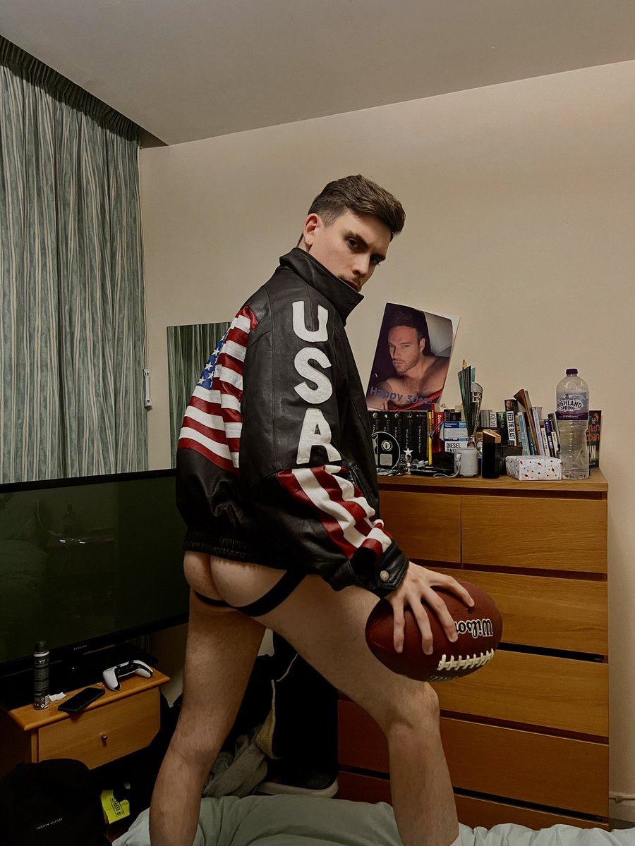 justjamesldn's tweet photo. Join my fraternity 🏈🎓

RT and I send you the version without jockstrap 😈 https://t.co/AgVgCrtzvX