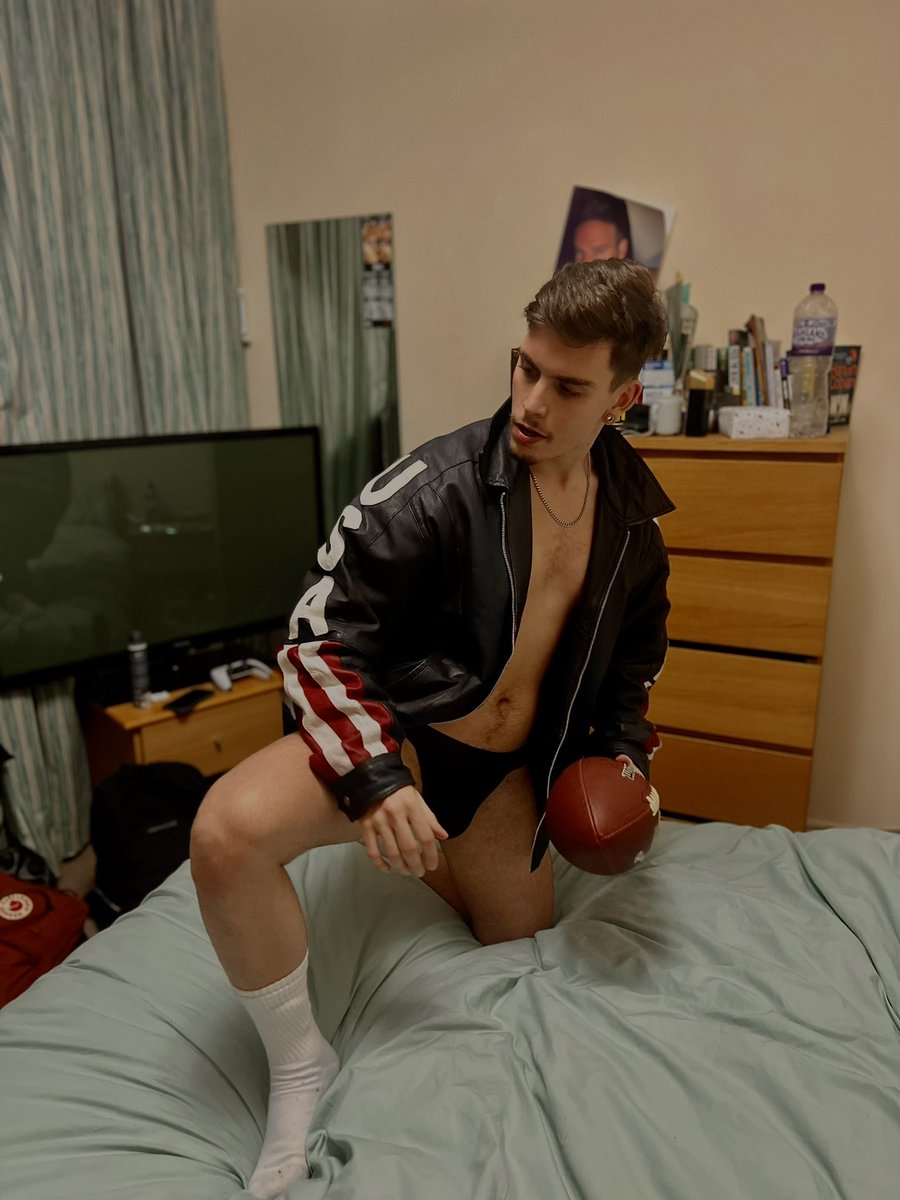 justjamesldn's tweet photo. Join my fraternity 🏈🎓

RT and I send you the version without jockstrap 😈 https://t.co/AgVgCrtzvX
