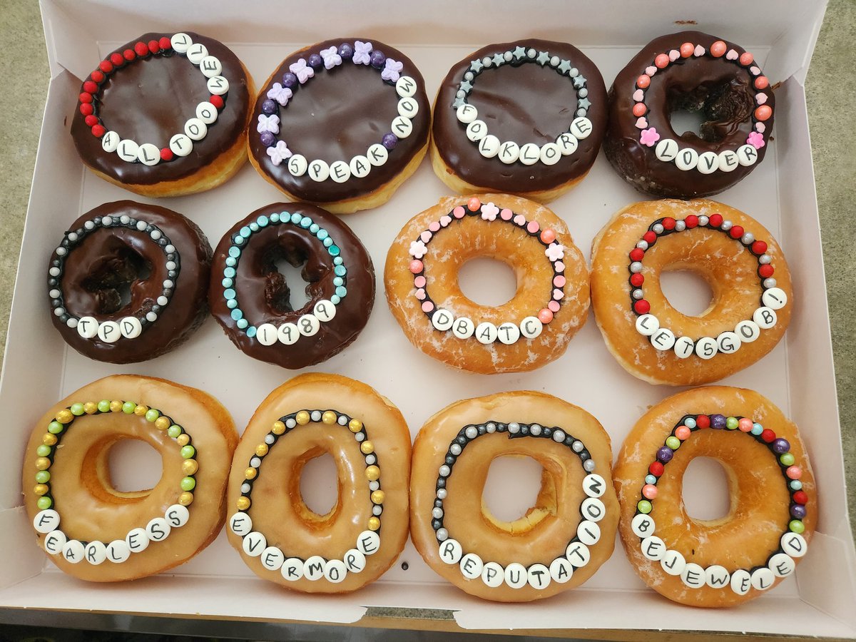 _Risspy's tweet image. My sister made me Taylor friendship bracelet donuts for my birthday!!!! 🥳 🎉 🥰