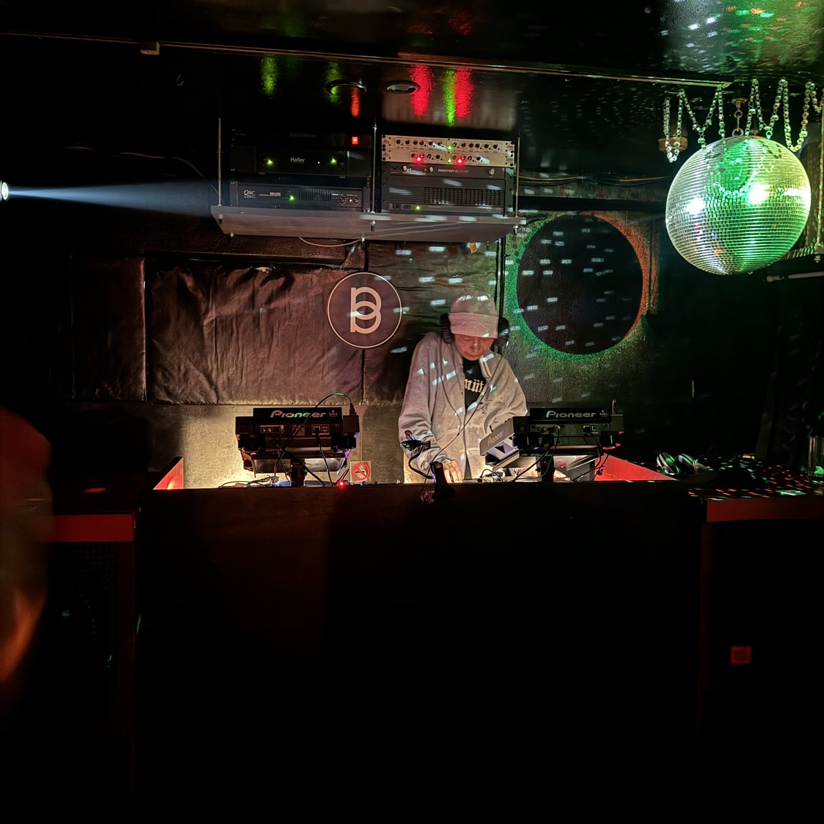 takashi_ikegami's tweet image. 本日のシメは、渋谷BALLでフュージョンのパーティー。けっこう知り合いがたくさん来てて楽しかった。写真のDJはNOR-1さん。いま再びフュージョンが盛り上がっているが、過去の＜アドリブ的＞なノリとは違う、ダンサブルでブギー感強めな感じが中心。そろそろリスト作らなきゃ。
#fusion #fusioncolors