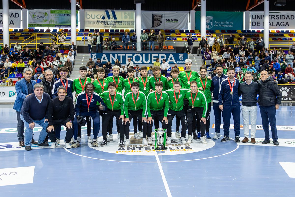 MalagaFS's tweet photo. El Juvenil DH brindó a la afición del Argüelles la Copa de España 🇪🇸

👏🏻 Los jugadores y cuerpo técnico merecían un reconocimiento a la heroicidad lograda en #Cartagena 

#GoUMA #VamosLimsama #HayCantera https://t.co/MBpk3YxWD7