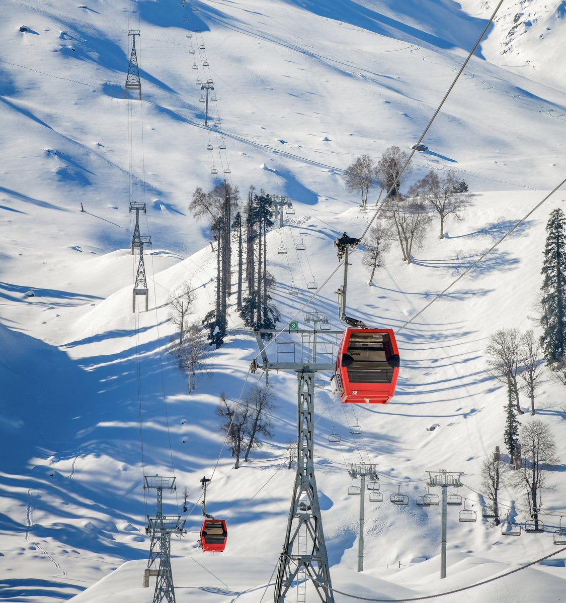 Gulmarg Gondola soars to new heights! For the first time ever more than 1 million tourists took the Gulmarg Gondola Cable Car Ride in FY 2023-24.Revenue crosses more than 110 Crores. J&K Tourism sees unprecedented growth which continues to surpass all previous figures. @diprjk