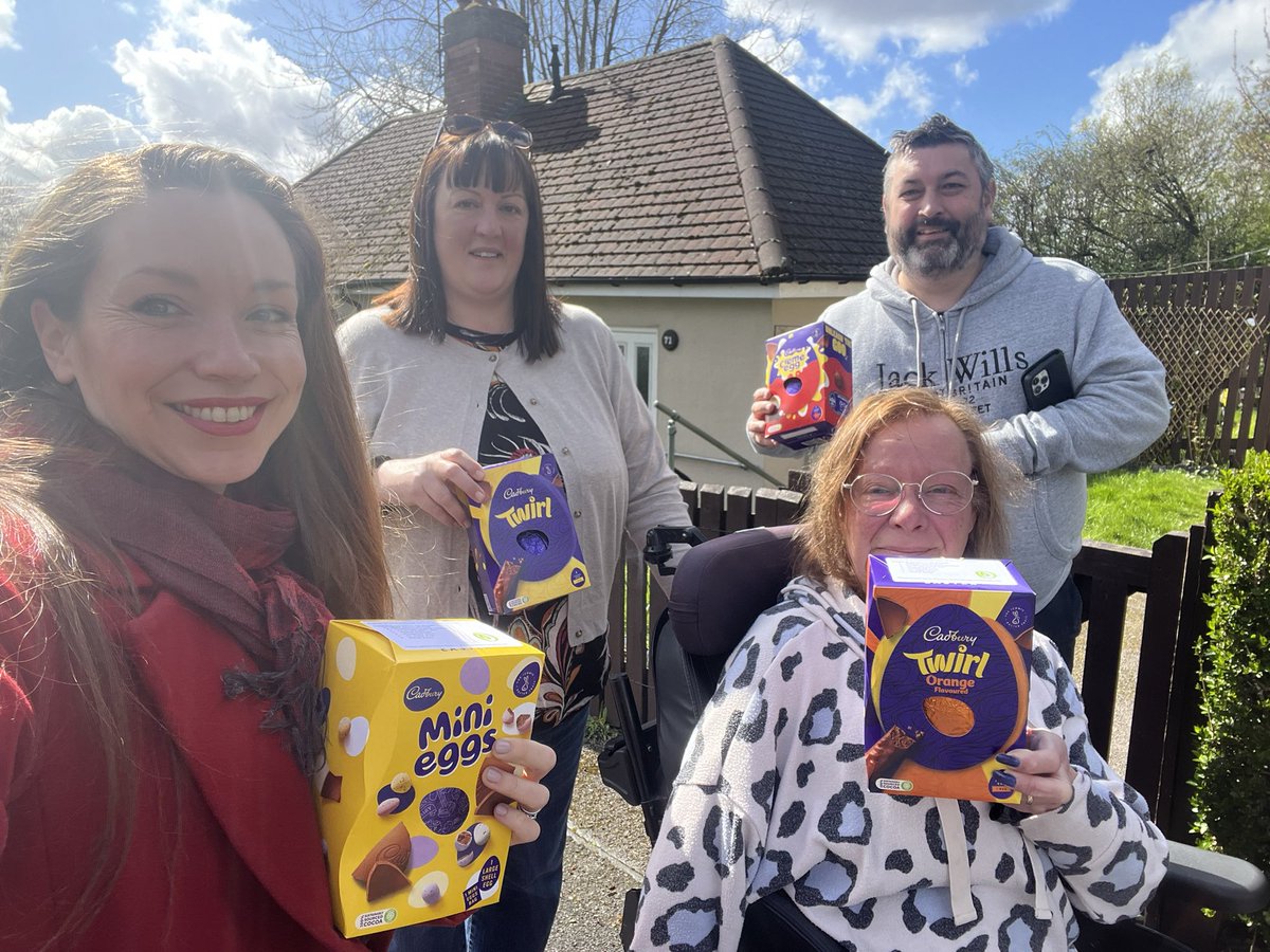 It was a pleasure delivering Easter Eggs to Chaddesden residents on Hillcrest Road, Max Road, Roxburgh Avenue & Buckingham Avenue on behalf of the Revive Charity with @LabourinDerby Councillors @MartinRawson and Kathy Kozlowski 🐣 Happy Easter