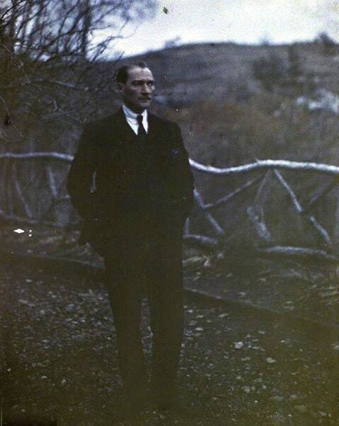 "Çağdaş bir cumhuriyet kurmak demek, milletin insanca yaşamasını bilmesi, insanca yaşamanın neye bağlı olduğunu öğrenmesi demektir."

Mustafa Kemal Atatürk