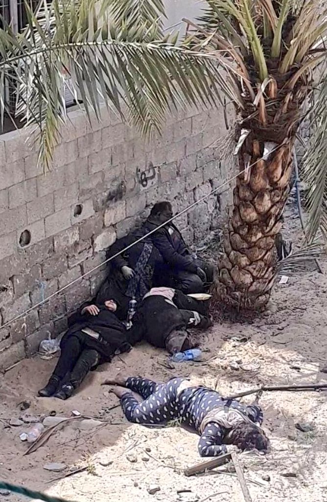 Se ha descubierto una masacre en el oeste de la ciudad de Gaza, donde una familia palestina fue encontrada ejecutada por las fuerzas de ocupación israelíes. Las fuerzas aún están presentes en la zona, impidiendo que una anciana que aún se encuentra con vida entre los cadáveres