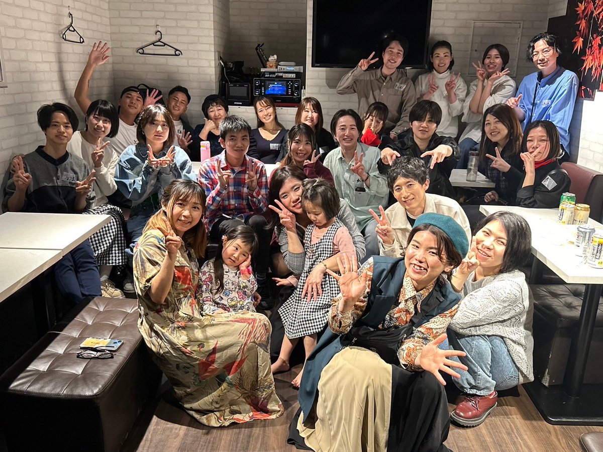 昨日は友人企画のアーティストカフェに誘っていただきました✨

カフェバーを企画してる友人なので、夢への第一歩ってことで
とっても素敵な空間と時間でした☕️

パフォーマーの皆様も素敵なアーティスト揃い👏

お店パンパンに人が溢れてた👀
おめでとう🍾❤️