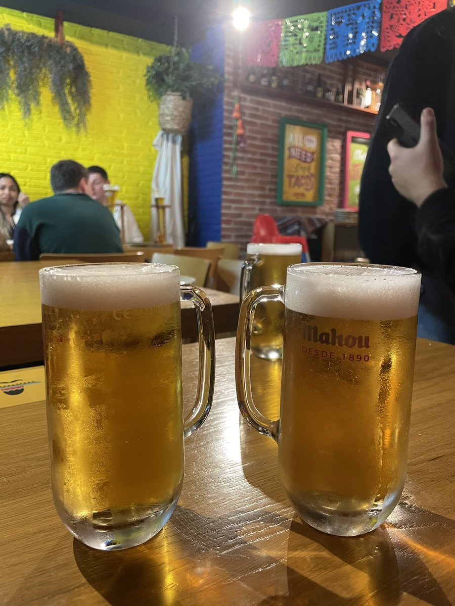 Lolasaancheez_'s tweet photo. el otro día tomándome una cervecita me di cuenta de que nos las pusieron en dos vasos muy monos, y encima eran congruentes🥳 (k=1, misma forma h mismo tamaño)
#didgeometria3E 
#geometriavaciones3E https://t.co/V7nGZ4kYmd