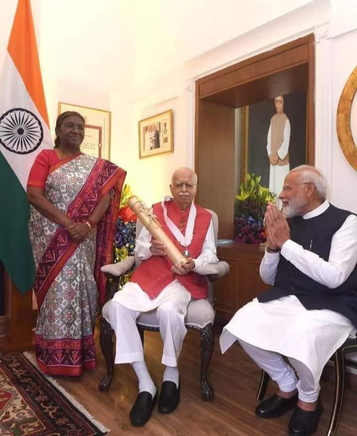 HemantKumarRai8's tweet photo. *मैंने #राजनीतिक_शास्त्र की किताबो  में पढ़ा था कि #भारत का #राष्ट्रपति प्रथम नागरिक होता है।* https://t.co/4Wh5BaSap6