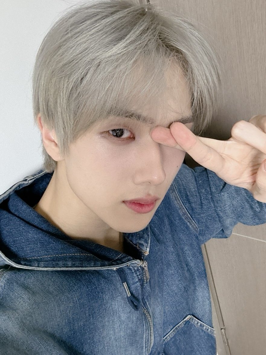 jisunqpawrk's tweet photo. 2020 jisung 🖤                  2024 jisung 🤍 https://t.co/mp5Uqz3rb1